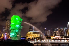 Quang cảnh buổi tối tại công viên Merlion ở Singapore. (Ảnh: AFP/TTXVN)
