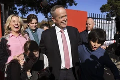 Lãnh đạo Công đảng đối lập ông Bill Shorten (giữa) tại một địa điểm bầu cử ở Melbourne ngày 18/5. (Ảnh: AFP/TTXVN)