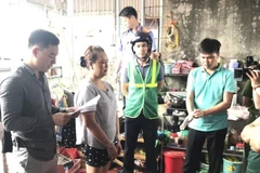 Công an thị xã Từ Sơn bắt giữ đối tượng Nguyễn Thị Phượng có hành vi bán trái phép chất ma túy cho 2 đối tượng tại nhà. (Ảnh: TTXVN)