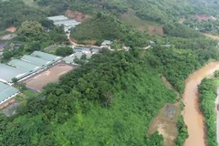 Khu vực trại chăn nuôi lợn của Công ty TNHH chăn nuôi Chiềng Hặc nằm ngay cạnh dòng suối Sập. (Ảnh: Hữu Quyết/TTXVN)