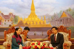 Đô trưởng thủ đô Vientiane Sinlavong Khutphaythoun (phải) tiếp Chủ tịch Hội đồng nhân dân thành phố Hồ Chí Minh Nguyễn Thị Lệ và đoàn. (Ảnh: Xuân Tú/TTXVN)