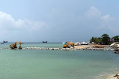 Công ty Cổ phần du lịch Cáp treo Vũng Tàu san lấp biển Vũng Tàu cho dự án Cụm dịch vụ ga cáp treo và thủy cung Hòn Ngưu ngay sát bãi tắm bãi Trước. (Ảnh: Đoàn Mạnh Dương/TTXVN)