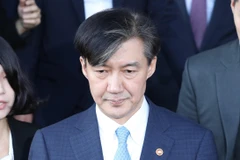 Cựu Bộ trưởng Tư pháp Cho Kuk rời khỏi văn phòng tại Gwacheon, phía nam Seoul ngày 14/10/2019. (Ảnh: YONHAP/TTXVN)