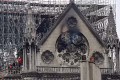 Nhà thờ Đức Bà Paris, Pháp, bị phá hủy một phần sau vụ hỏa hoạn, ngày 15/4/2019. (Ảnh: AFP/TTXVN)