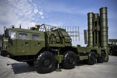 Tên lửa phòng không S-400 trưng bày tại Moskva, Nga, trong khuôn khổ Diễn đàn Kỹ thuật- Quân sự Quốc tế 2017. (Ảnh: AFP/TTXVN)