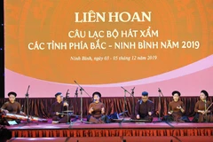 Tiết mục "Giăng sáng vườn chè" do các nghệ sỹ Trung tâm Âm nhạc truyền thống Thăng Long, Hà Nội biểu diễn tại Liên hoan câu lạc bộ hát Xẩm các tỉnh khu vực phía Bắc. (Ảnh: Minh Đức/TTXVN)