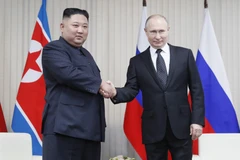 Tổng thống Nga Vladimir Putin (phải) và nhà lãnh đạo Triều Tiên Kim Jong-un trong cuộc gặp tại Trường Đại học Liên bang Viễn Đông ở đảo Rusky thuộc Vladivostok ngày 25/4/2019. (Ảnh: AFP/TTXVN)