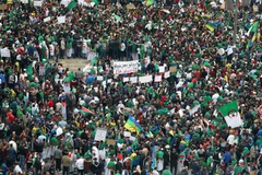 Người biểu tình phản đối tham nhũng tập trung tại thủ đô Algiers, Algeria, ngày 19/4/2019. (Ảnh: AFP/ TTXVN)