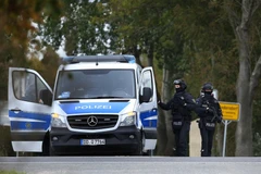 Cảnh sát gác tại khu vực Halle, Đức, ngày 9/10/2019. (Ảnh: AFP/TTXVN)