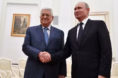 Tổng thống Nga Vladimir Putin (phải) bắt tay Tổng thống Palestine Mahmoud Abbas trong cuộc họp tại Điện Kremlin ở Moskva ngày 14/7/2018. (Nguồn: Reuters)