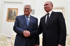 Tổng thống Nga Vladimir Putin (phải) bắt tay Tổng thống Palestine Mahmoud Abbas trong cuộc họp tại Điện Kremlin ở Moskva ngày 14/7/2018. (Nguồn: Reuters)