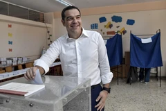 Thủ tướng Hy Lạp Alexis Tsipras bỏ phiếu tại điểm bầu cử ở Athens ngày 7/7/2019. (Ảnh: AFP/TTXVN)