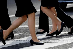[Video] Phụ nữ Nhật Bản phản đối mang giày cao gót ở công sở