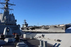 Tàu khu trục Tây Ban Nha Mandez Nunez và tàu sân bay Abraham Lincoln. (Nguồn: Spanish Navy)