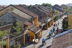 Không gian và thời gian Hội An đều lắng đọng trong những nếp nhà gỗ cổ xưa. (Ảnh: TTXVN)
