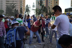 Người biểu tình phá hoại tại một tuyến phố ở Hong Kong, Trung Quốc ngày 16/11/2019. (Ảnh: THX/TTXVN)