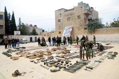 Binh sỹ Syria trưng bày số vũ khí thu giữ của phiến quân tại căn cứ quân sự ở phía bắc Damascus ngày 22/11/2018. (Ảnh: THX/TTXVN)