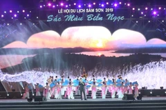 Màn biểu diễn khai mạc Lễ hội Du lịch biển Sầm Sơn 2019. (Ảnh: Khiếu Tư/TTXVN)