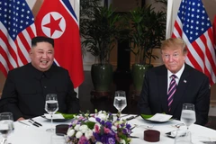 Tổng thống Mỹ Donald Trump (phải) và Chủ tịch Triều Tiên Kim Jong-un dùng bữa tối thân mật trong cuộc gặp tại Hội nghị thượng đỉnh Mỹ-Triều lần hai ở Hà Nội ngày 27/2/2019. (Ảnh: AFP/TTXVN) 