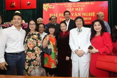 Chủ tịch Quốc hội Nguyễn Thị Kim Ngân với các văn nghệ sỹ. (Ảnh: Thanh Vũ/TTXVN) 