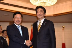 Phó Thủ tướng, Bộ trưởng Ngoại giao Phạm Bình Minh chào xã giao Thủ tướng Nhật Bản Shinzo Abe. (Ảnh: Đào Tùng/TTXVN)