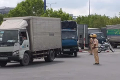 Cảnh sát giao thông Cát Lái (Thành phố Hồ Chí Minh) điều tiết các phương tiện tránh vào hầm vượt sông Sài Gòn. (Ảnh: Hoàng Hải/TTXVN) 