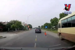 [Video] Hú vía cảnh bé trai bất ngờ lao qua đường ngay sát mũi ôtô