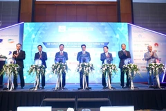 Phó Thủ tướng Vũ Đức Đam và các đại biểu thực hiện nghi thức ra mắt Hệ thống chia sẻ và giám sát an toàn thông tin phục vụ Chính phủ điện tử ngày 29/11/2019. (Ảnh: Minh Quyết/TTXVN)