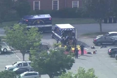 Lực lượng chức năng làm nhiệm vụ tại hiện trường vụ xả súng nhằm vào tòa nhà chính quyền thành phố Virginia Beach, bang Virginia (Mỹ) khiến 11 người thiệt mạng, ngày 31/5/2019. (Ảnh: BBC/TTXVN)