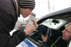 Một sỹ quan cảnh sát giao thông tiến hành kiểm tra nồng độ cồn của tài xế. (Nguồn: RIA Novosti)