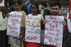 Tuần hành phản đối các vụ cưỡng bức tại Siliguri, Ấn Độ, ngày 7/12/2019. (Ảnh: AFP/TTXVN)