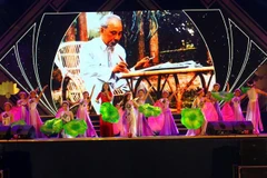 Một tiết mục văn nghệ đặc sắc được công diễn tại lễ tổng kết Lễ hội Làng Sen. (Ảnh: Tá Chuyên – TTXVN)