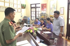 Cơ quan An ninh Điều tra, Công an tỉnh Hà Giang đọc lệnh bắt tạm giam 3 tháng đối với Nguyễn Thanh Hoài, Trưởng phòng Khảo thí và Quản lý Chất lượng thuộc Sở GD&ĐT tỉnh Hà Giang. (Ảnh: Diệu Loan/TTXVN)