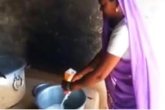 Sữa bị pha loãng trước khi phân phát cho học sinh. (Nguồn: indiatoday.in)