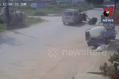 [Video] Xe ôtô chạy tốc độ cao đâm gãy đôi một xe máy kéo