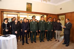 Nghi thức chuyển linh cữu nguyên Chủ tịch nước, Đại tướng Lê Đức Anh từ máy bay xuống xe tang tại sân bay quốc tế Tân Sơn Nhất, Thành phố Hồ Chí Minh. (Ảnh: Thanh Vũ/TTXVN)