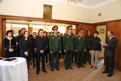 Nghi thức chuyển linh cữu nguyên Chủ tịch nước, Đại tướng Lê Đức Anh từ máy bay xuống xe tang tại sân bay quốc tế Tân Sơn Nhất, Thành phố Hồ Chí Minh. (Ảnh: Thanh Vũ/TTXVN)