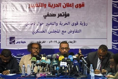 Hàng trăm người biểu tình yêu cầu về việc thành lập Chính phủ dân sự tại thủ đô Khartoum, Sudan ngày 23/4/2019. (Ảnh: AFP/TTXVN) 