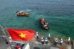Đoàn công tác từ đất liền ra thăm cán bộ, chiến sỹ đảo Đá Lát. (Ảnh: Trần Việt - TTXVN)