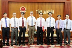 Đại sứ Thomas Schuller Gotzburg chụp ảnh lưu niệm cùng lãnh đạo tỉnh Lai Châu. (Ảnh: Công Tuyên/TTXVN)