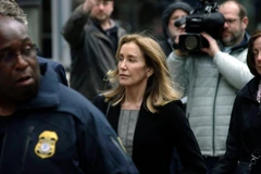 Nữ diễn viên Felicity Huffman đến tòa án liên bang tại Boston hôm thứ Hai, ngày 13/5/2019. (Nguồn: AP)