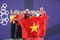 Vận động viên Vương Thị Huyền và đồng đội ăn mừng chiến thắng. (Ảnh: Hoàng Linh/TTXVN)