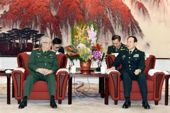 Thượng tướng, Thứ trưởng Bộ Quốc phòng Nguyễn Chí Vịnh chào xã giao Thượng tướng Ngụy Phượng Hòa (Wei Fenghe), Ủy viên Quân ủy Trung ương, Ủy viên Quốc vụ, Bộ trưởng Bộ Quốc phòng Trung Quốc. (Ảnh: Vĩnh Hà/TTXVN)