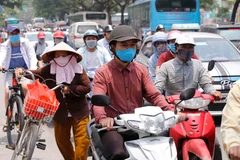 Người dân Hà Nội tham gia giao thông trên tuyến đường Minh Khai - Tam Trinh trong nắng nóng gần 40 độ C. (Ảnh: Doãn Tấn/TTXVN)
