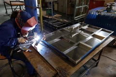 Sản xuất đồ gia dụng tại Công ty TNHH Xuân Hòa, Phúc Yên, Vĩnh Phúc. (Ảnh: Trần Việt/TTXVN)