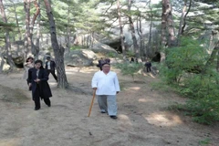 Nhà lãnh đạo Triều Tiên Kim Jong-un (giữa) thị sát khu du lịch núi Kumgang ở bờ biển phía Đông nước này ngày 23/10/2019. (Ảnh: Yonhap/TTXVN)