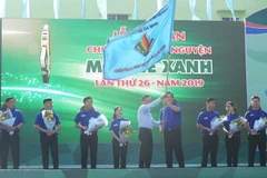 Trao cờ xuất quân Chiến dịch tình nguyện Mùa hè xanh lần thứ 26 năm 2019. (Ảnh: Xuân Dự/TTXVN)