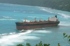 Tàu MV Solomon Trader mắc cạn trên rạn san hô. (Nguồn: radionz.co.nz)