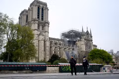 Cảnh sát gác gần Nhà thờ Đức Bà ở Paris sau vụ hỏa hoạn ngày 16/4/2019. (Ảnh: THX/TTXVN) 