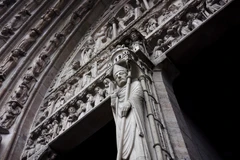 Bức điêu khắc tại Nhà thờ Đức Bà ở Paris, Pháp tháng 10/2013. (Ảnh: THX/TTXVN) 